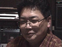 ���d�^���ŁgStone�h�f���e�[�v���o �b�N�ɔߎS�ȑ̌������X��...