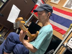 �܂��͋C�����̃o�b�L���O��^�����鋴�{...