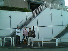 ����ɂ��鉜��@�̑O�ŉ���A�R���A�X���B�����o���h�݂����ł���(�H)