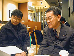 ���񒆐S�ƂȂ郉�C�^�[�㓡���琧��ψ���̊�{���j�����\�����...