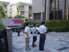 �ʐ^�B�e���s������Ƒ�w�̃L�����p�X��苒����q�t�f�̖ʁX...