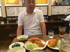 �Ƃ���H���̃t���C����O�ɂ��鉜��...