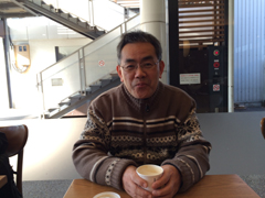 �R�ȉw�O�̃X�^�o�ɂāB�V�N�̕��������H���C�^�[�㓡...