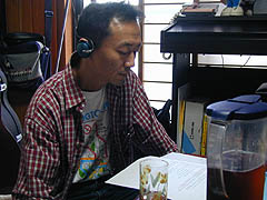 ���O�ɗp�ӂ��ꂽ�R�[���X�Ă����Ȃ���^���ȕ\��ŉ��𒮂����{