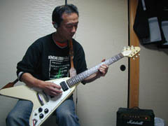 �ő�̓�ւ��N���A���ׂ��^���ȕ\��ŃM�^�[�v���C�ɏW�����鋴�{...