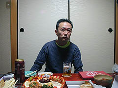 ����[�h�S�J�̃e�[�u���̑O�ł₯�ɐ^�ʖڂȊ�����Ă��鋴�{...