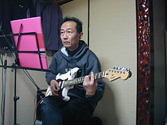 ������Jr.�̃M�^�[���؂�o���Ę^���ɗՂ񂾋��{...