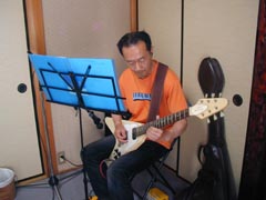 �X�������O�ȃM�^�[�v���C�Ŏ��͂�X�点�鋴�{...