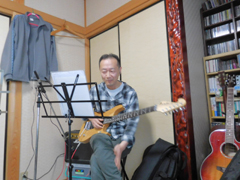 �����̓A�[����t�����G���L�M�^�[���v���C�������{...