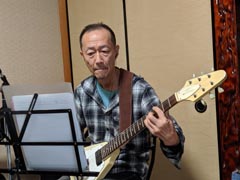 ����l�Ă����f���炵���A�����W�ɏ���ăX�������O�ȃM�^�[�𒮂����鋴�{...