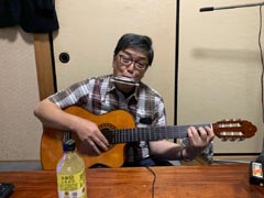 �n�[�v�z���_���g���ăM�^�[�ƃn�[�v�𓯎��ɉ��t����X���i�������^���̓o���o���Ɏ��{...�j